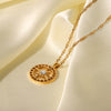 Alžběta – Collar dorado con pequeños colgantes simbólicos.