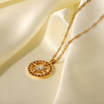Alžběta – Collar dorado con pequeños colgantes simbólicos.