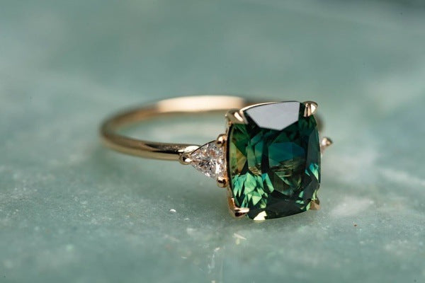 Anillo de Piedra Verde de Inspiración Vintage | Oro
