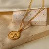 Alžběta – Collar dorado con pequeños colgantes simbólicos.