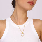 Viktorie – Collar dorado con un elegante colgante.