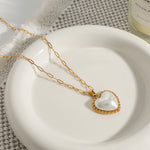 Viktorie – Collar dorado con un elegante colgante.