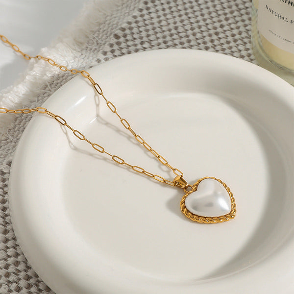 Viktorie – Collar dorado con un elegante colgante.
