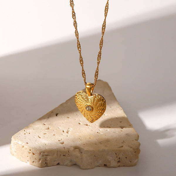 Alžběta – Collar dorado con pequeños colgantes simbólicos.