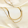 Klára – Collar dorado de dos capas con un brillo moderno.