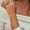 Carla – Pulsera dorada suave con elementos redondos contrastantes.