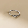 Kateřina – Anillo de oro delicado con línea de perlas.