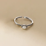 Kateřina – Anillo de oro delicado con línea de perlas.