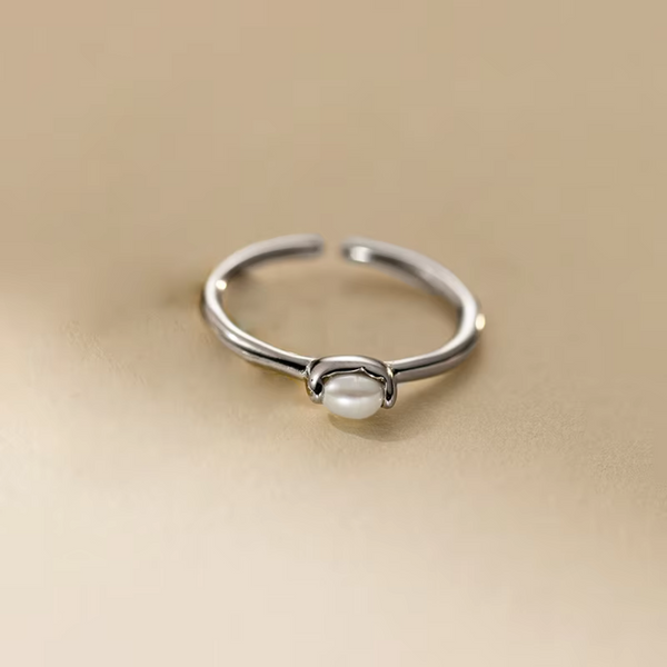 Kateřina – Anillo de oro delicado con línea de perlas.