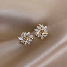 Pendientes de aro con flores de ópalo en oro