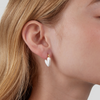 Klára-Luisa – Gold earrings with small crystals.