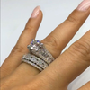 Anillo de diamante ancho con superficie brillante.