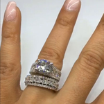 Anillo de diamante ancho con superficie brillante.