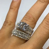 Anillo de diamante ancho con superficie brillante.