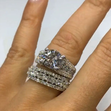 Anillo de diamante ancho con superficie brillante.