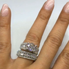 Anillo de diamante ancho con superficie brillante.
