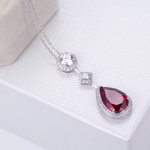 Pia – Colgante con rubí y delicado marco de cristal