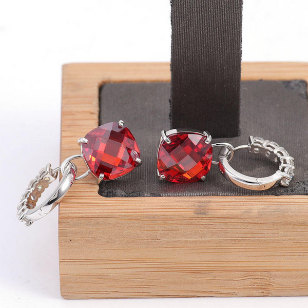 Klára-Marie – aretes circulares con decoración de rubí.