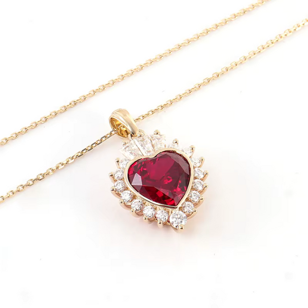 Beatrix – Colgante con rubí y corona de cristal.