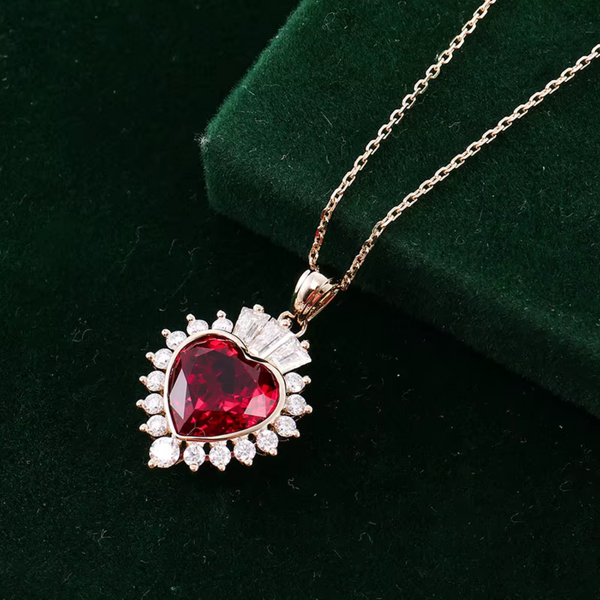 Beatrix – Colgante con rubí y corona de cristal.