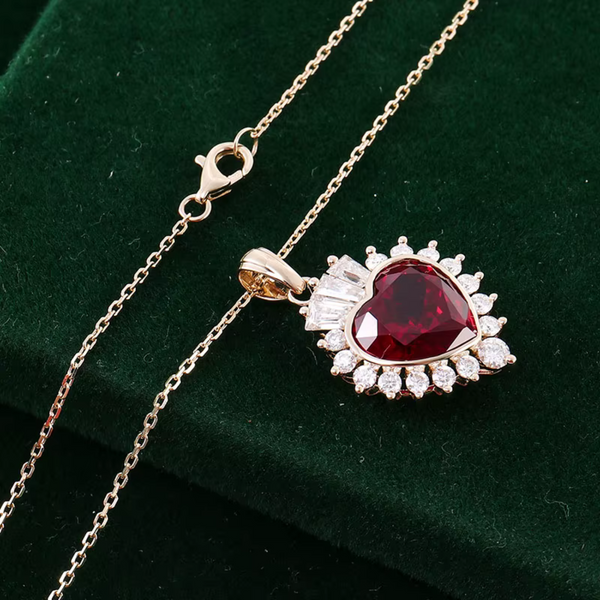Beatrix – Colgante con rubí y corona de cristal.