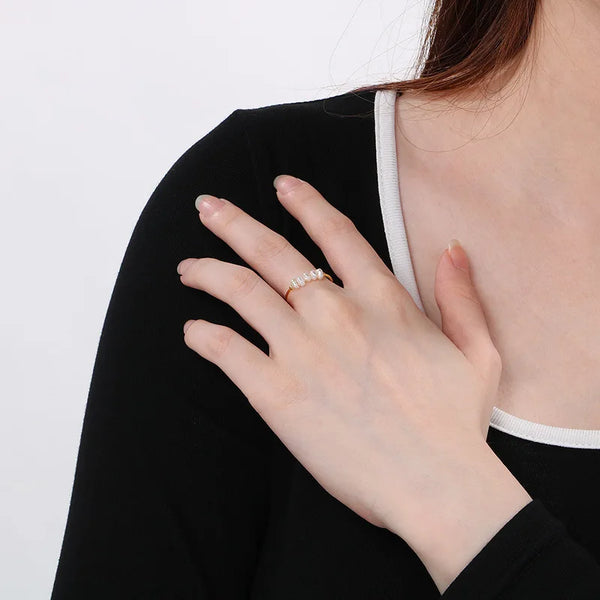 Rosalie – Pendientes de gota dorados con perla.