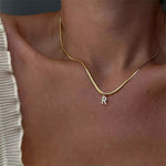 Eva – Collar dorado con colgante de inicial.