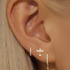 Sára – Pendientes de oro delicados con un movimiento sutil.