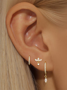 Sára – Delicate gold earrings with subtle movement.