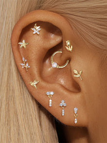 Elisa – Gold earrings with a geometric accent.