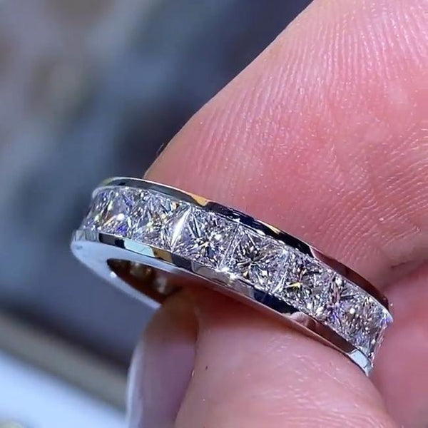 Maren – Anillo de cristal plateado con banda estrecha.