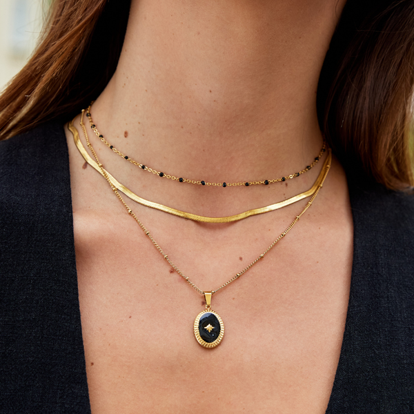 Elisa-Marie – Gently curved gold necklace.