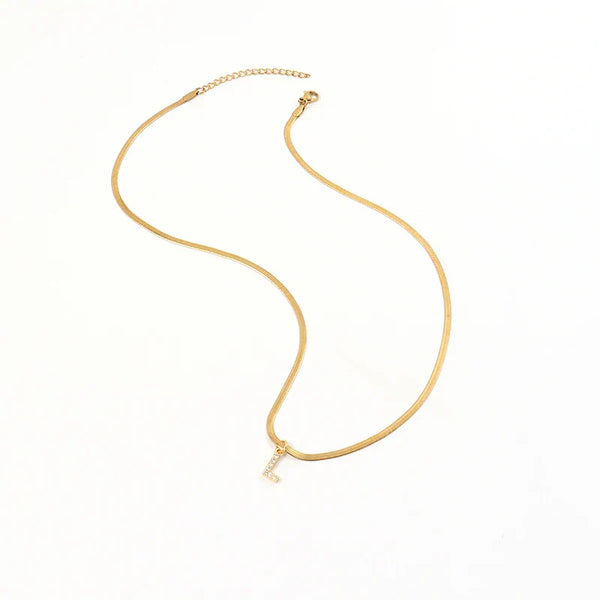 Eva – Collar dorado con colgante de inicial.