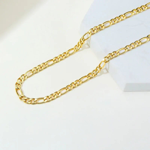 Valerie – Gold necklace with a simple link structure.