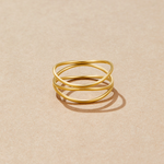 Valerie – Gold ring with intertwined lines.