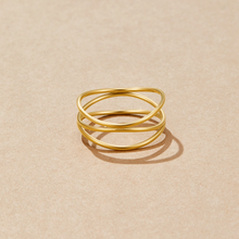 Valerie – Anillo dorado con líneas entrelazadas.