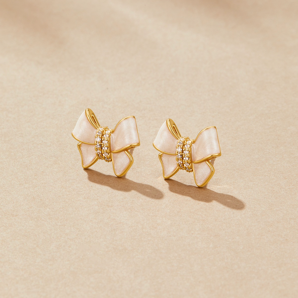 Klára – Pendientes de oro con motivo floral.
