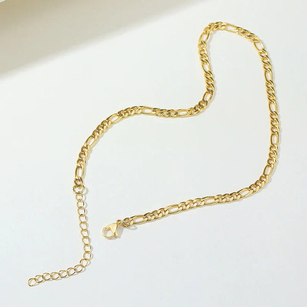 Valerie – Gold necklace with a simple link structure.