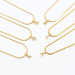 Eva – Collar dorado con colgante de inicial.