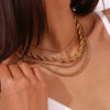 Helena – Collar dorado con decoración punteada.