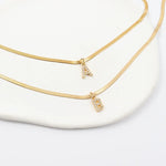 Eva – Collar dorado con colgante de inicial.