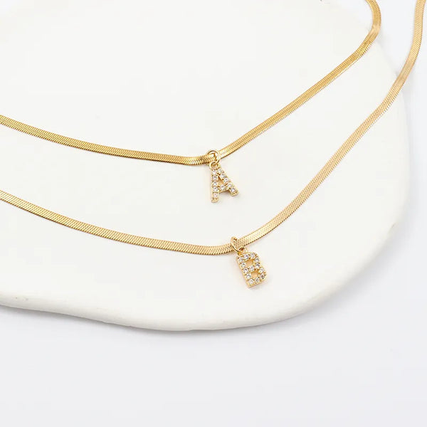 Eva – Collar dorado con colgante de inicial.