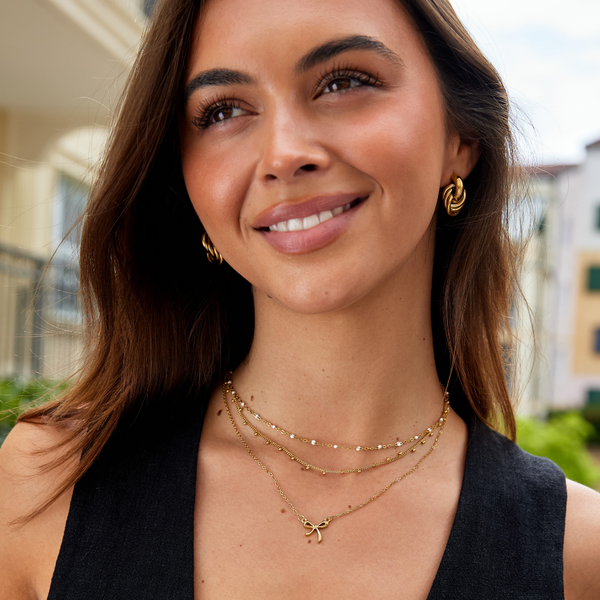 Sabina – Collar dorado suave con mini-perlas.