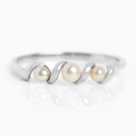 Helena – Anillo dorado con perlas.
