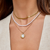 Elisa-Marie – Collar de oro suavemente curvado.