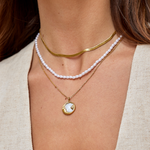 Elisa-Marie – Gently curved gold necklace.