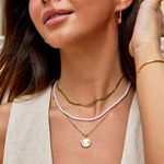 Elisa-Marie – Collar de oro suavemente curvado.