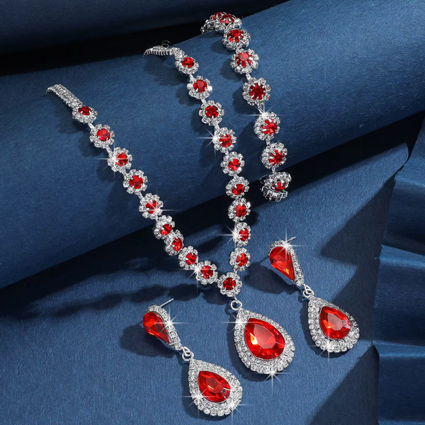 Helga-Marie – Collar de rubí con brillo plateado.