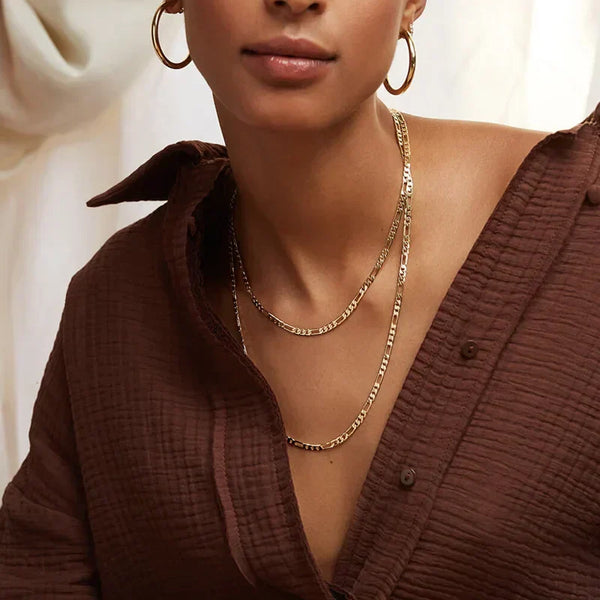 Valerie – Gold necklace with a simple link structure.