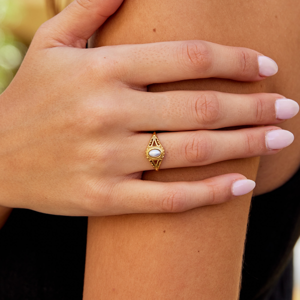 Nora – Anillo de oro con línea curva.